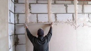 Какими материалами штукатурят стены