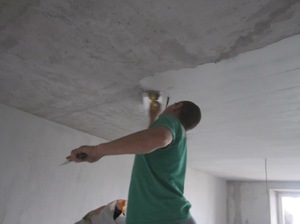 Пример применения шпаклевки потолка под покраску в отделке комнаты
