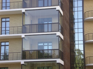 Балкон с витражным остеклением