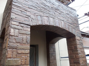 Качественная отделка фасадов и цоколя дома природным камнем значительно продлевает срок службы зданий