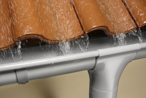 Водостоки необходимы для сбора воды с крыши вашего дома