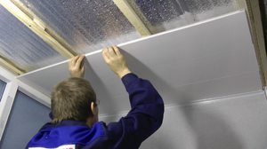 Как правильно обшить потолок пластиковыми панелями