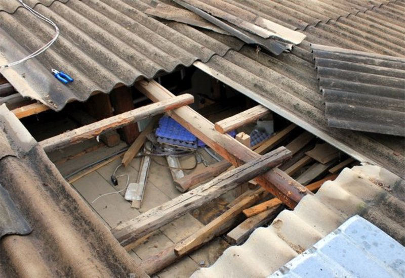 Устранение повреждений в сланцевых крышах